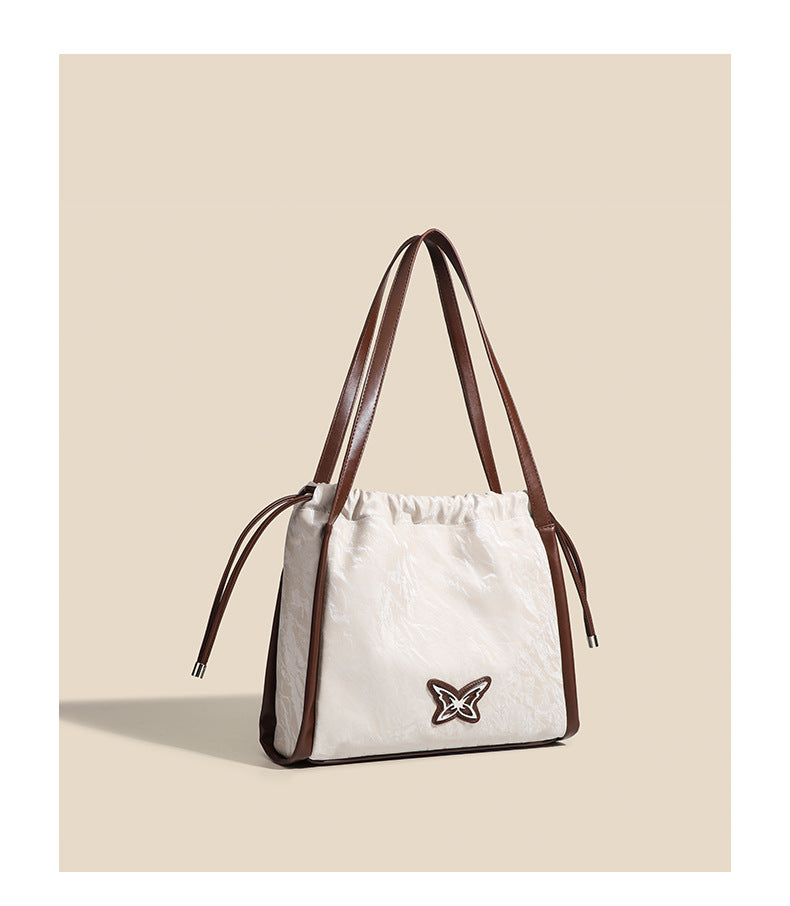 Großer geknitterter Shopper aus glänzendem PU mit Schmetterlings-Emblem und langem Schulterriemen, Detailansicht 10