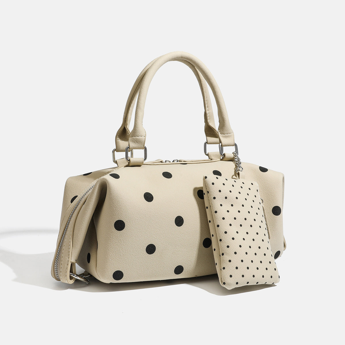 Strukturierte cremefarbene Henkeltasche mit Punktemuster, zwei Henkeln oben, silberfarbenen Beschlägen, abnehmbarem Schulterriemen und befestigtem