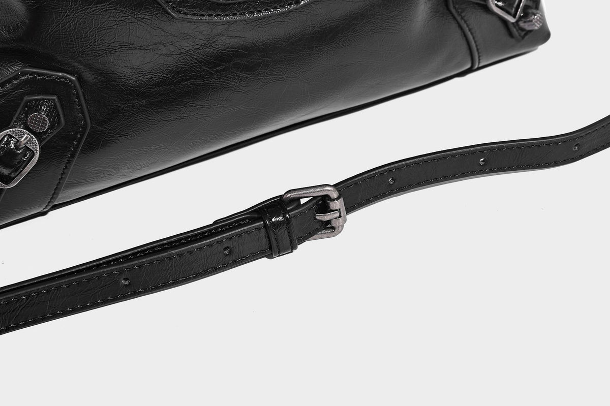 Große, glänzende Hobo-Schultertasche mit geknautschtem Effekt, dunkelfarbenen Nieten, Reißverschluss, vorderem Reißverschlussfach und verstellbarem Crossbody-Riemen