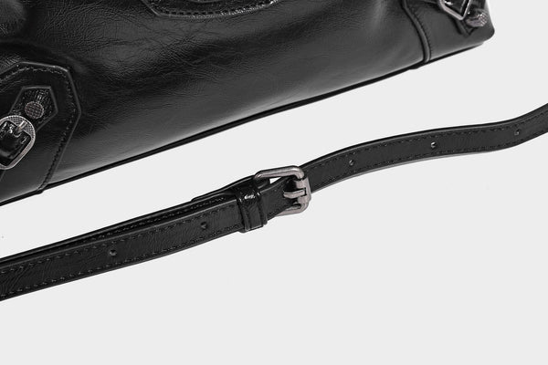 Große, glänzende Hobo-Schultertasche mit geknautschtem Effekt, dunkelfarbenen Nieten, Reißverschluss, vorderem Reißverschlussfach und verstellbarem Crossbody-Riemen