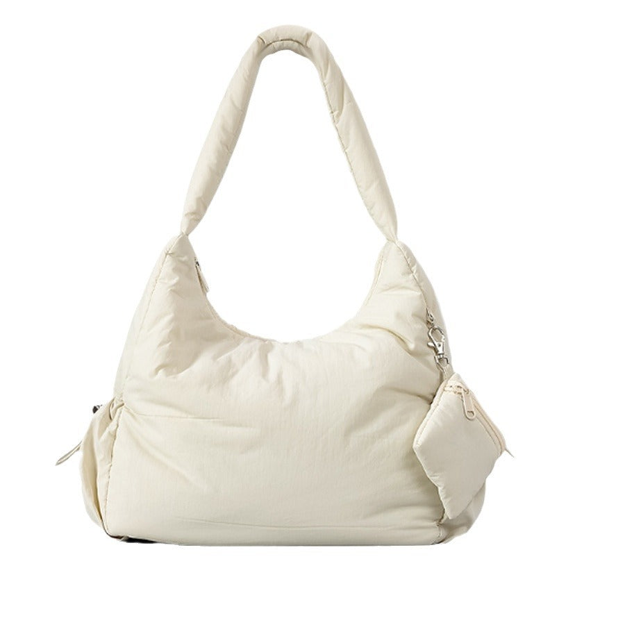 Olivgrüne, wattierte Nylon-Hobo-Schultertasche mit abnehmbarer Reißverschlusstasche und silberfarbenen Beschlägen, Detailansicht 5