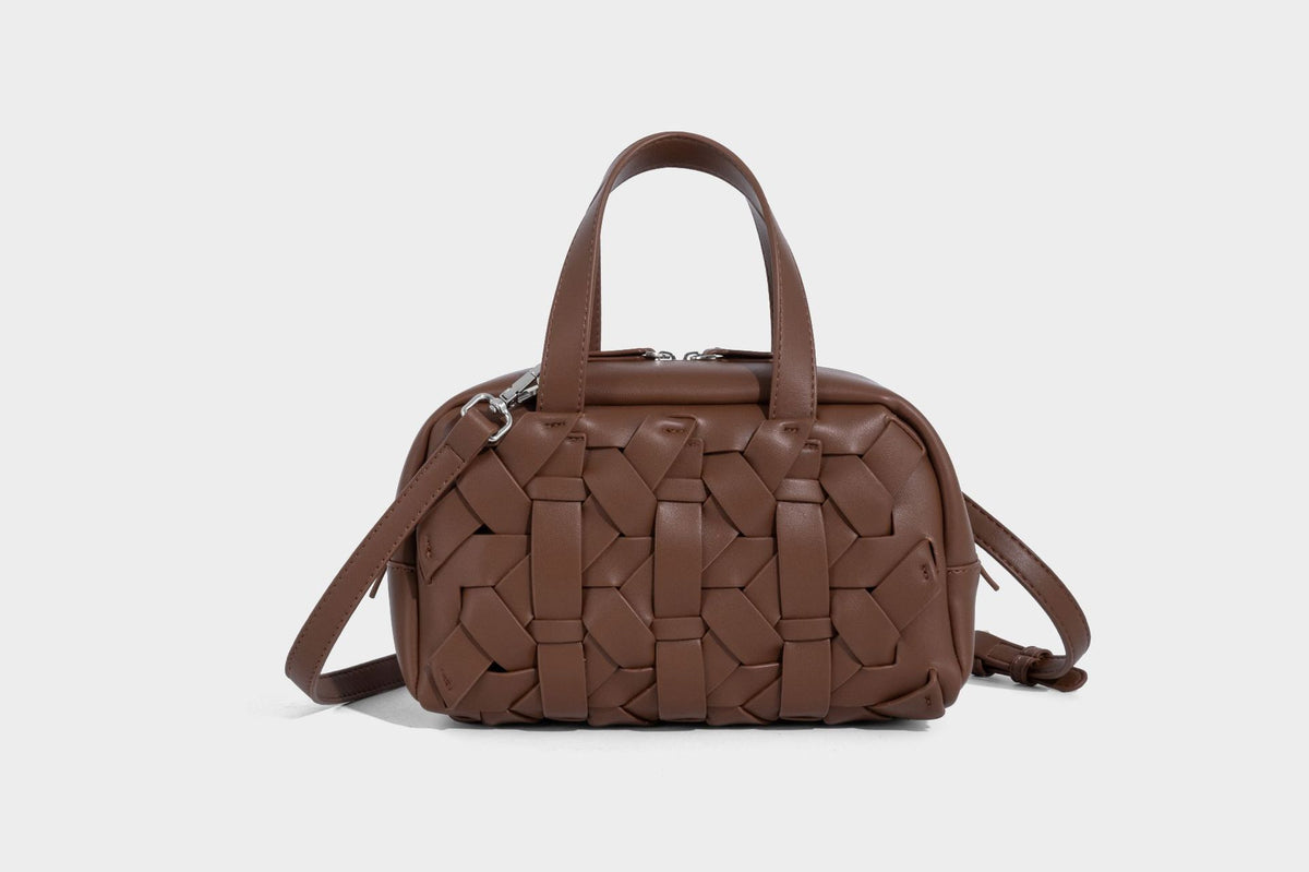 Kleine, formstabile wandelbare Henkeltasche mit gewebten Einsätzen, kontrastierender Paspelierung, silberfarbenem Reißverschluss und abnehmbarem, Detail