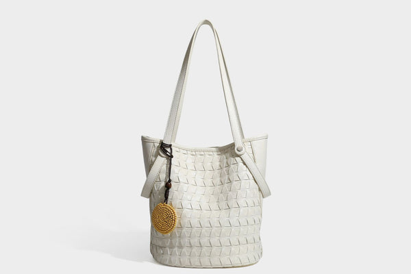 Shopper-Schultertasche im Bucket-Stil mit Webstruktur in Lederoptik, rundem Anhänger und langen doppelten Trägern, Detailansicht 25