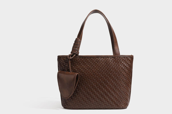 Strukturierte Tote Bag mit gewebter Oberfläche in Braun, goldfarbenen Metalldetails, seilumwickelten Tragegriffen, einer kleinen Fronttasche und weiteren Details