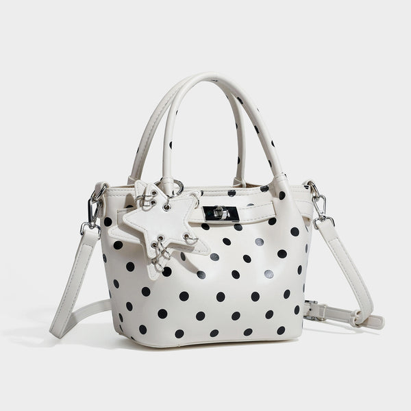 Kleine strukturierte Mini-Tote-Bag mit Punkten in Braun und weißen Punkten, Sternanhänger, zwei Tragegriffen und abnehmbarem Schulterriemen