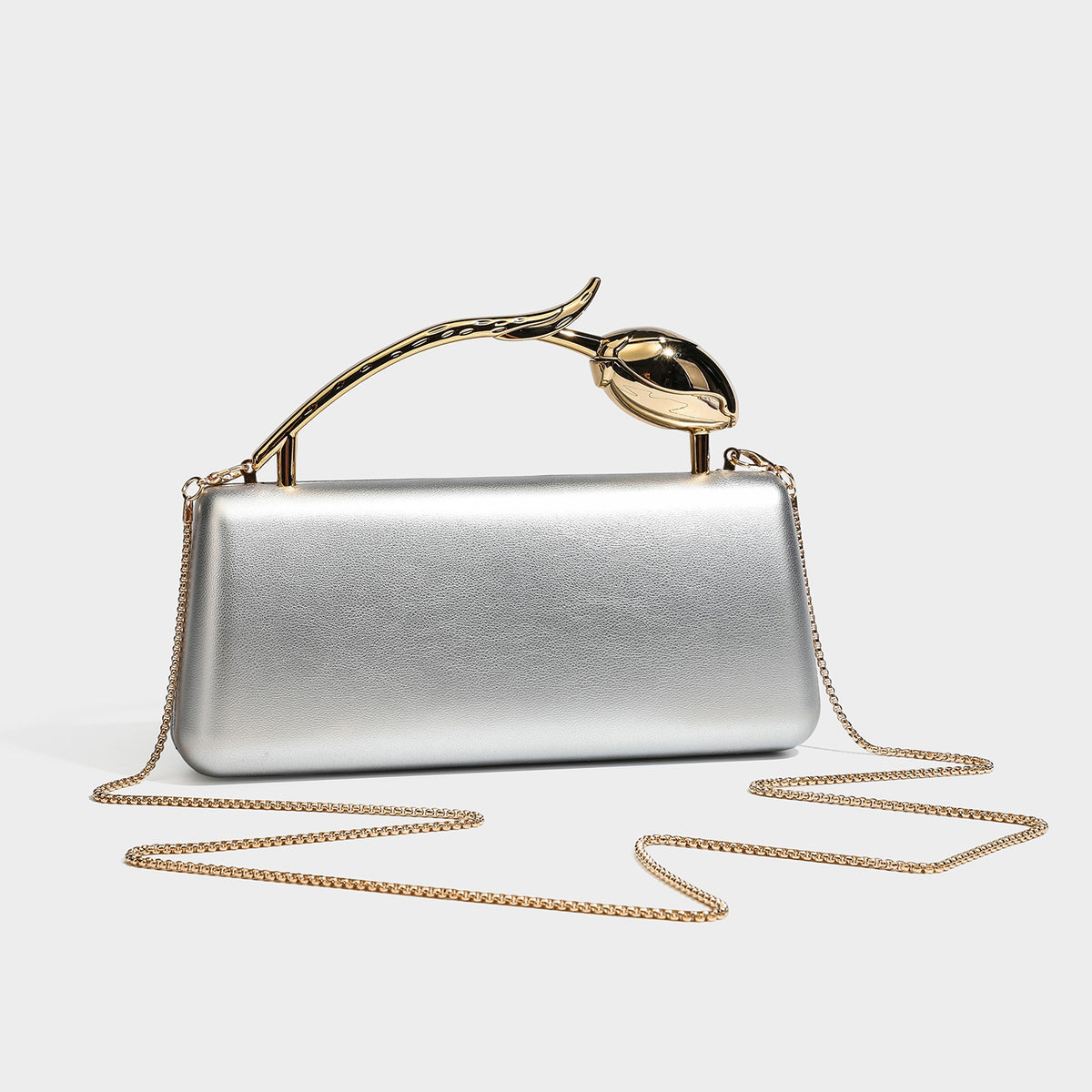 Strukturierte rechteckige Clutch mit Tragegriff in Form einer Rose in Goldoptik und abnehmbarem Kettenriemen in Metallic-Optik, Detailansicht