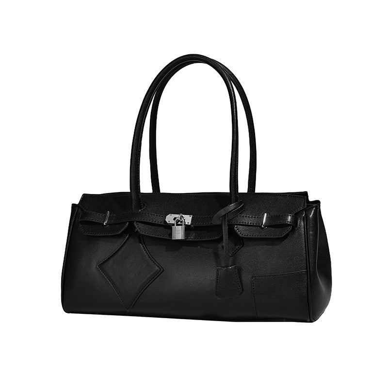 Strukturierte Tote-Bag in schwarzer Lederoptik mit Drehverschluss in Form eines Vorhängeschlosses, dekorativen Riemendetails und abgerundeten Doppelhenkeln