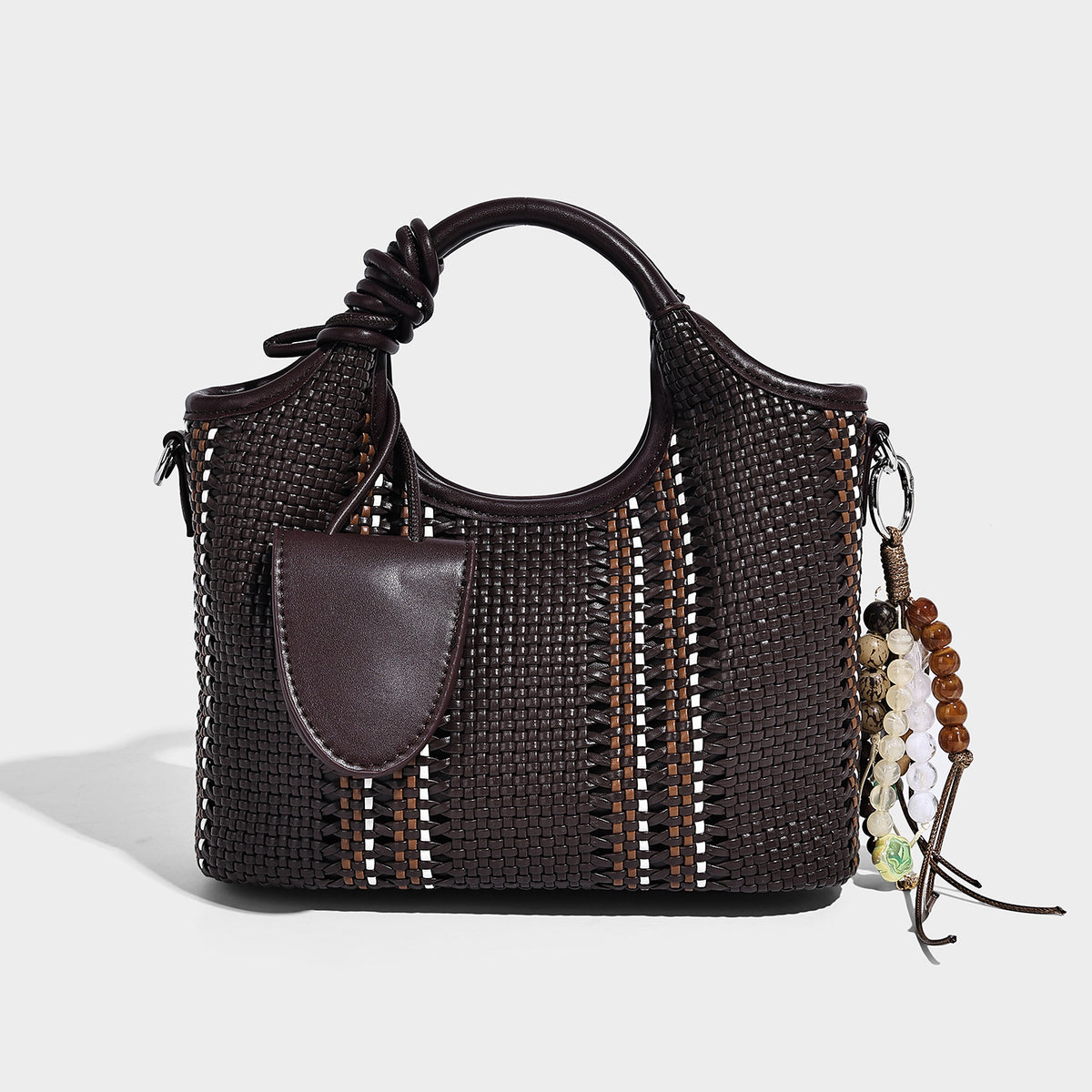 Gewebte Bucket-Tote in Pastellblau mit geflochtenen Henkeln, offenem Frontfach, Perlenanhänger und abnehmbarem Crossbody-Riemen