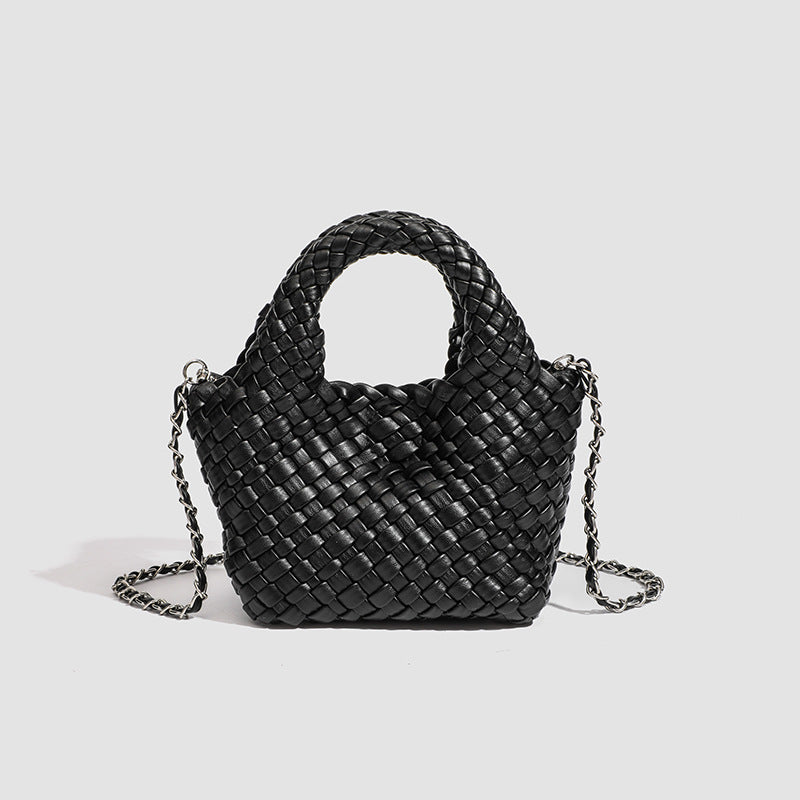Mini-Tasche aus gewebtem Korbgeflecht mit abgerundeten Tragegriffen und abnehmbarem silberfarbenem Kettenriemen, Detailansicht 9