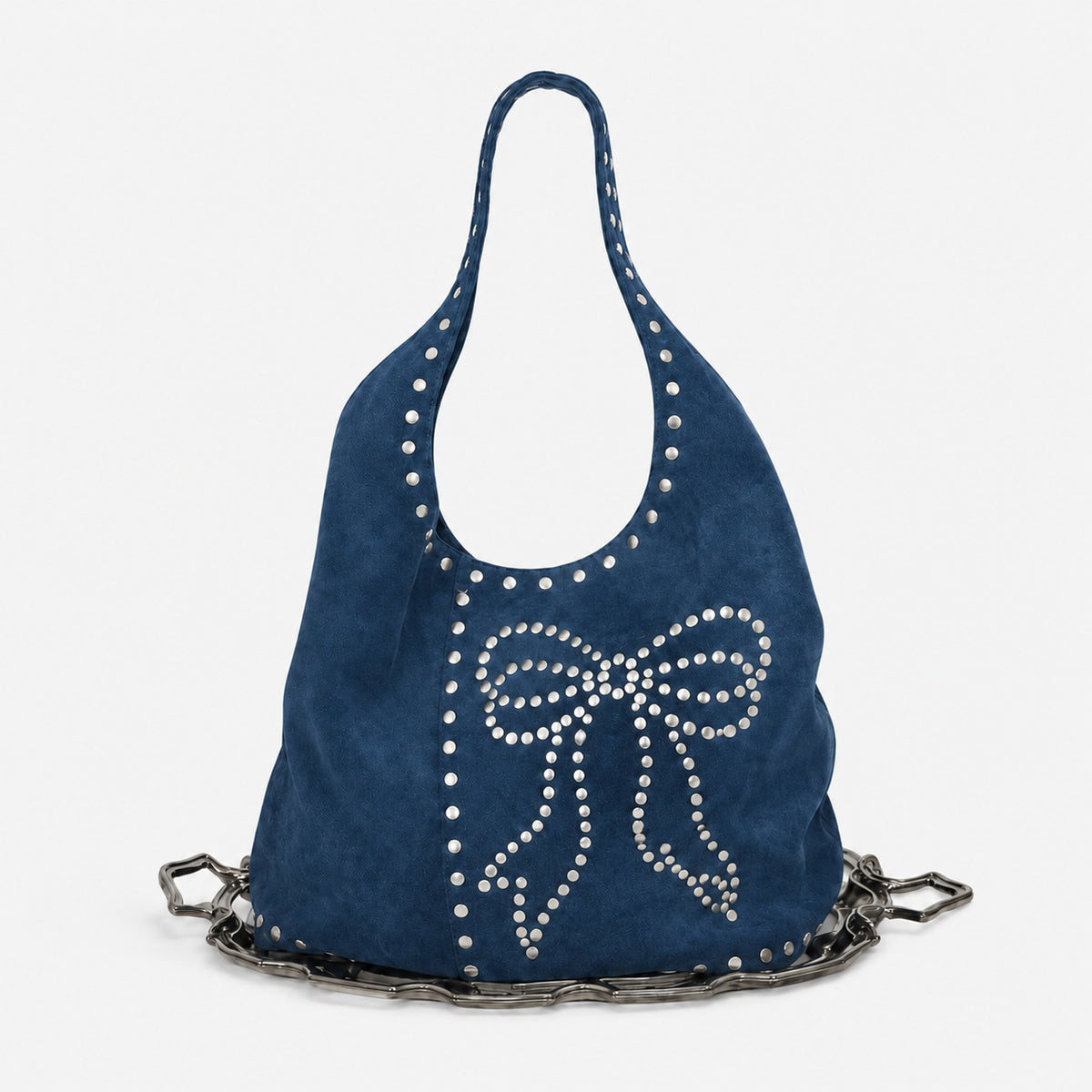 Oversize-Hobo-Schultertasche in schwarzer Velourslederoptik mit silberfarbenen Rundnieten und großem, mit Nieten besetztem Schleifenmotiv auf der Vorderseite, Detailansicht