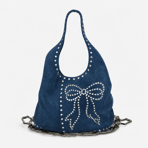 Oversize-Hobo-Schultertasche in schwarzer Velourslederoptik mit silberfarbenen Rundnieten und großem, mit Nieten besetztem Schleifenmotiv auf der Vorderseite, Detailansicht