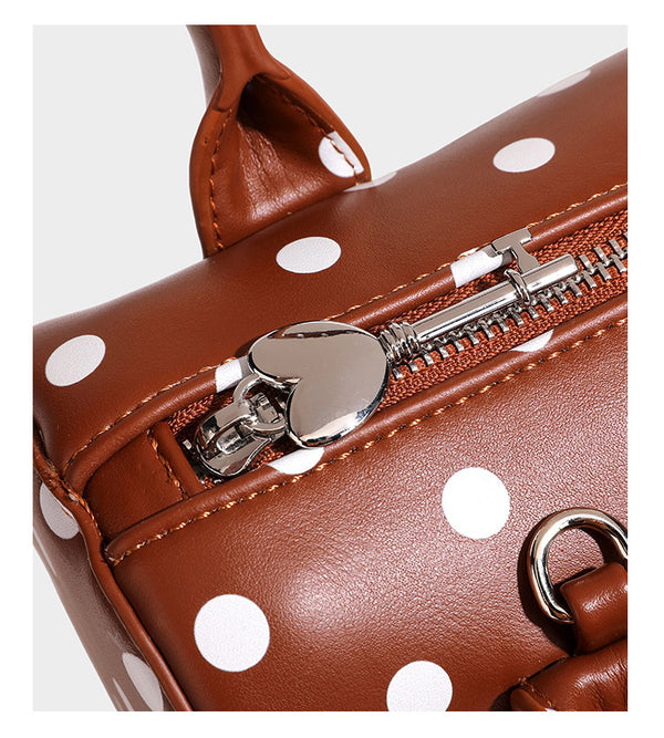Glänzende gepunktete Barrel-Bag mit abgerundeten Henkeln, Sternanhänger und abnehmbarem Crossbody-Riemen, Detailansicht 19