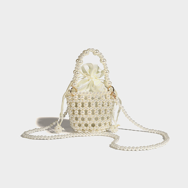 Elfenbeinfarbene Mini-Bucket-Bag mit Kunstperlenbesatz, Satinzugband im Inneren, goldfarbenen Ringdetails und gewölbtem Perlen-Tragegriff