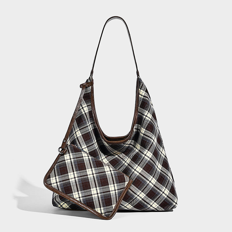 Lässige Hobo-Schultertasche in Karomuster aus Dunkelbraun, Creme und Grau mit dunkelbraunem Besatz in Lederoptik und einem langen Schulterriemen