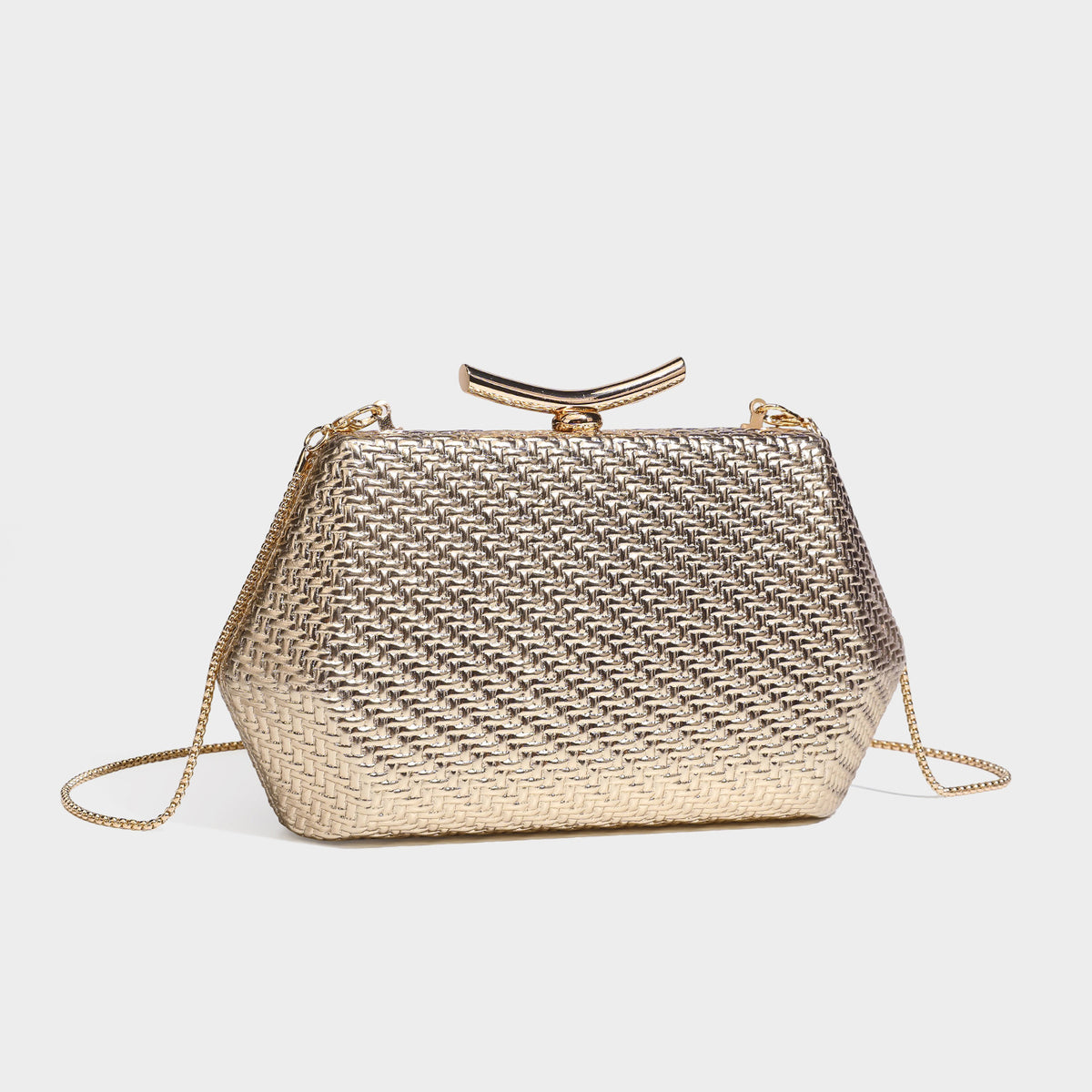 Kleine strukturierte Clutch aus metallisch schimmerndem Flechtmaterial mit goldfarbenem Bügelverschluss und abnehmbarem Kettenriemen, Detailansicht 6