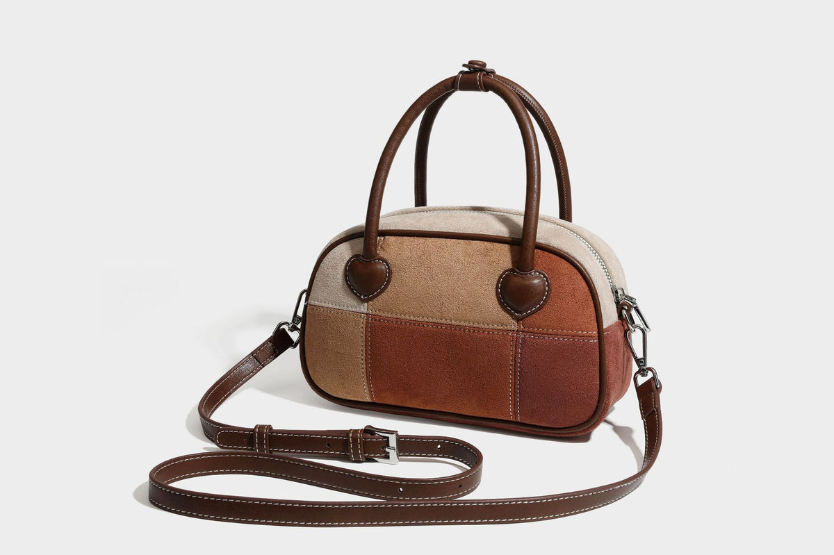 Kleine, strukturierte Henkeltasche aus Patchwork in Farbblöcken aus Beige, Camel, Braun und Rost mit dunkelbrauner Einfassung, herzförmigem