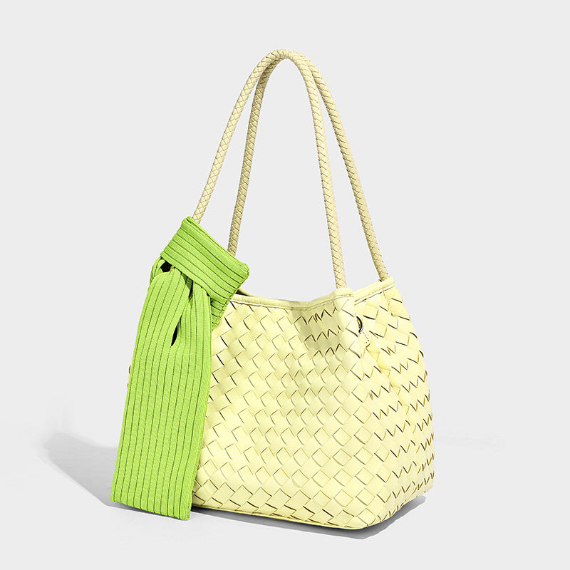 Glänzend gewebte Schultertasche im Shopper-Stil mit geflochtenen Doppelhenkeln in Mintgrün, Detailansicht 7