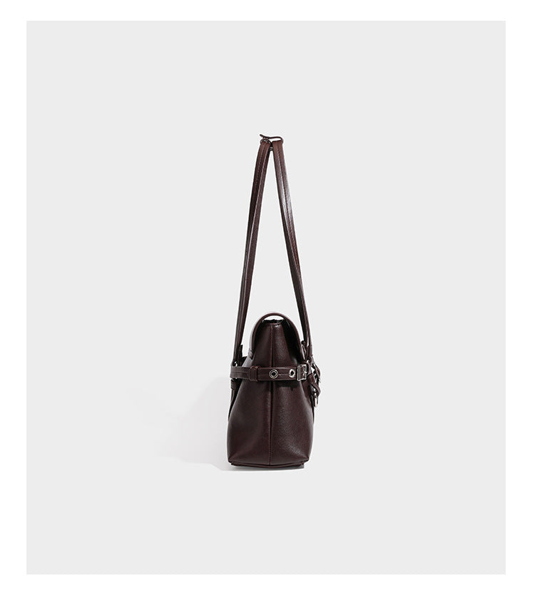 Strukturierte rechteckige Tote-Schultertasche mit Klappenverschluss, Schnallendetail auf der Vorderseite und silberfarbenen Ringbeschlägen in