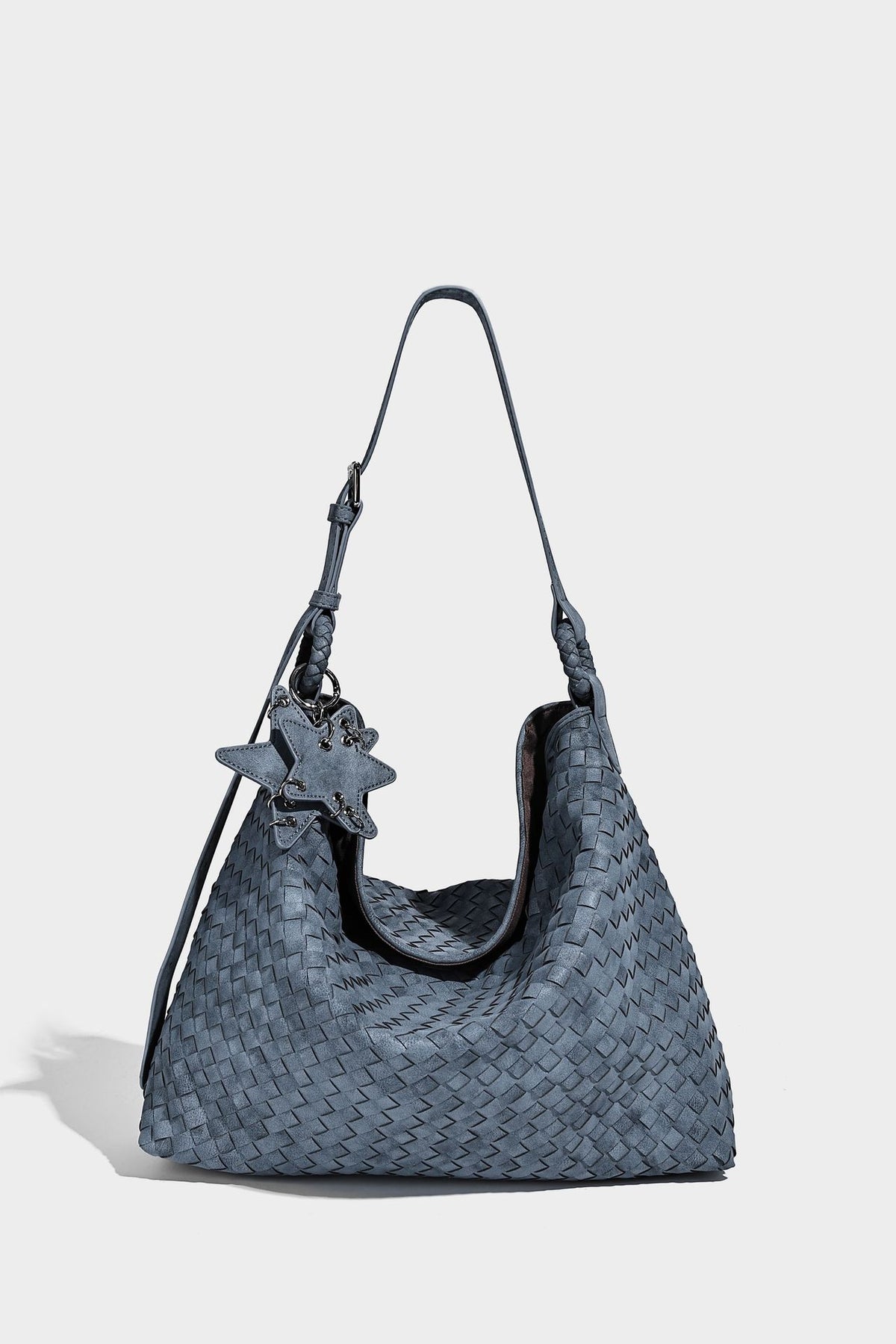 Weich fallende Hobo-Schultertasche mit gewebter Struktur, Beschlägen mit Sternanhänger und verstellbarem Riemen, Detailansicht 21
