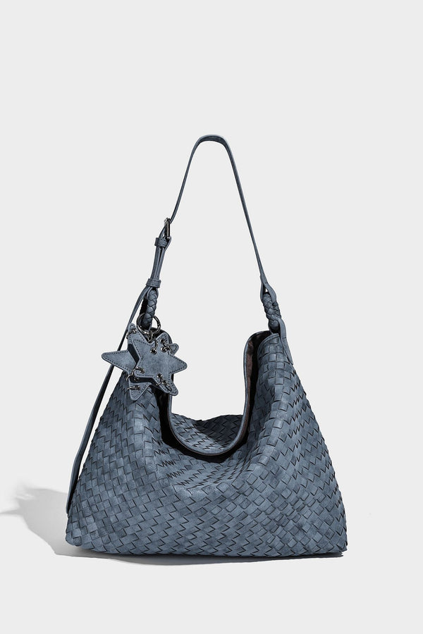 Weich fallende Hobo-Schultertasche mit gewebter Struktur, Beschlägen mit Sternanhänger und verstellbarem Riemen, Detailansicht 21
