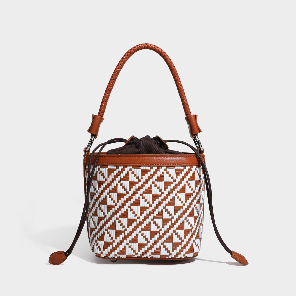 Kleine gewebte geometrische Bucket-Bag mit geflochtenem Henkel in Lederoptik und Kordelzugverschluss im zweifarbigen Muster in Braun und Weiß