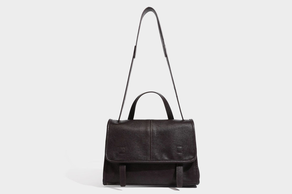 Strukturierte Satchel-Tasche mit Überschlag aus dunkelbrauner, glänzender Lederoptik, kurzem Tragegriff und langem, verstellbarem Schulterriemen