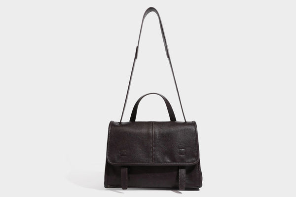 Strukturierte Satchel-Tasche mit Überschlag aus dunkelbrauner, glänzender Lederoptik, kurzem Tragegriff und langem, verstellbarem Schulterriemen