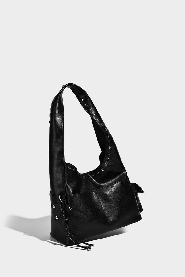Lässige Hobo-Schultertasche in dunkelbrauner, matter Wildlederoptik mit silberfarbenem, nietenbesetztem Riemen und seitlichem Kordelzug
