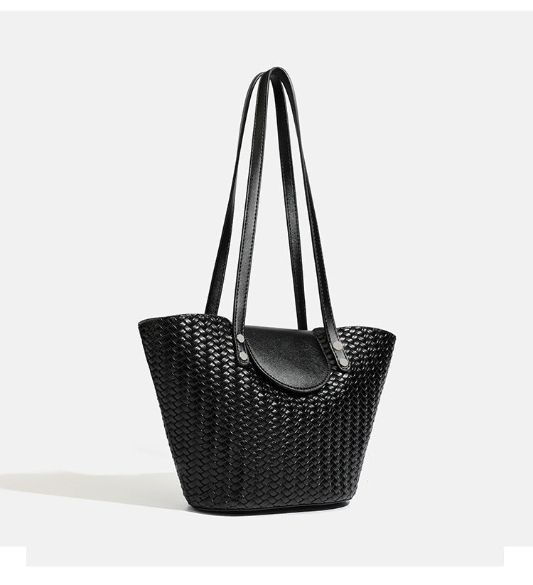 Schwarze, geflochtene Trapez-Schultertasche mit glattem Überschlag vorne, silberfarbenen Nieten, zwei langen Riemen und passendem Innenetui mit Reißverschluss