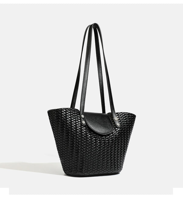 Schwarze, geflochtene Trapez-Schultertasche mit glattem Überschlag vorne, silberfarbenen Nieten, zwei langen Riemen und passendem Innenetui mit Reißverschluss