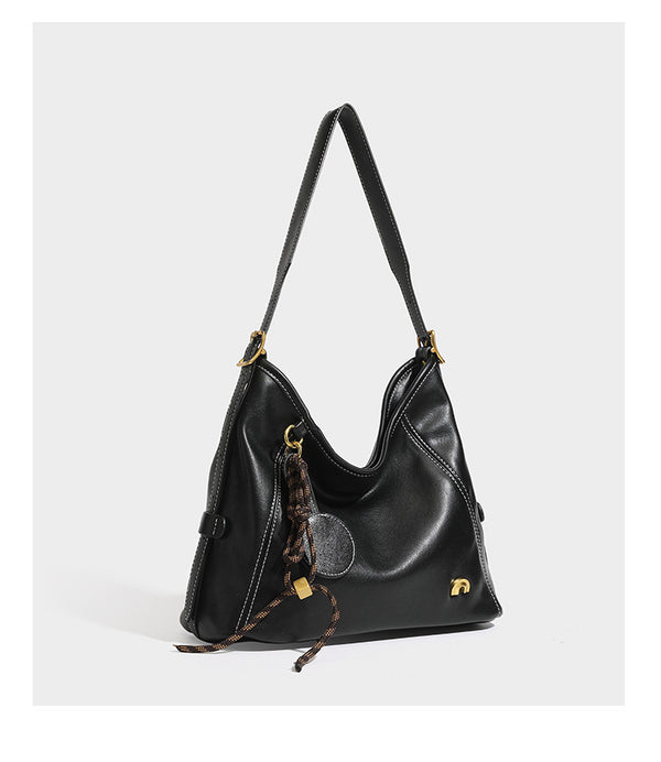 Lässig fallende Hobo-Schultertasche in glatter Lederoptik mit Kontrastnähten, antikgoldfarbenen Beschlägen und, Detail