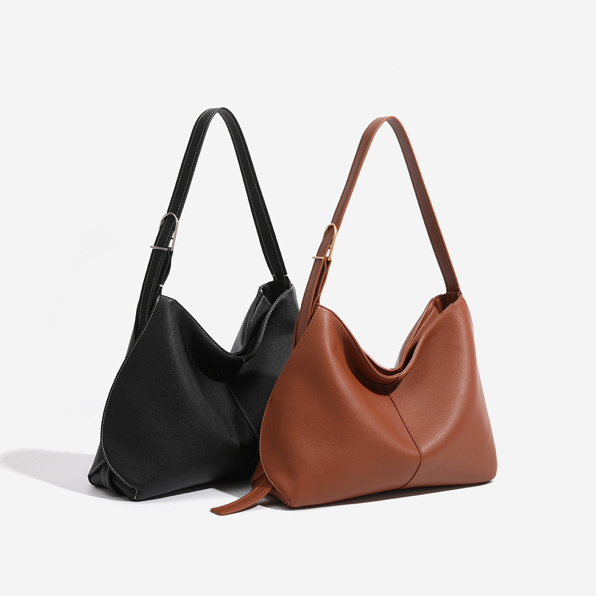 Weiche Hobo-Schultertasche in genarbter Lederoptik mit sichelförmigem, tief ausgeschnittenem Abschluss, Mittelnaht und verstellbarem Riemen, Detailansicht 2
