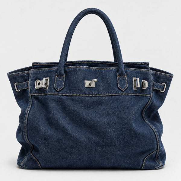 Lässige Tote-Bag aus Denim mit silberfarbenem Drehverschluss, Schnallenbeschlägen und zwei gerollten Henkeln, Detailansicht 13