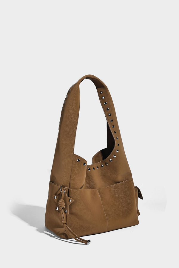Lässige Hobo-Schultertasche in dunkelbrauner, matter Wildlederoptik mit silberfarbenem, nietenbesetztem Riemen und seitlichem Kordelzug