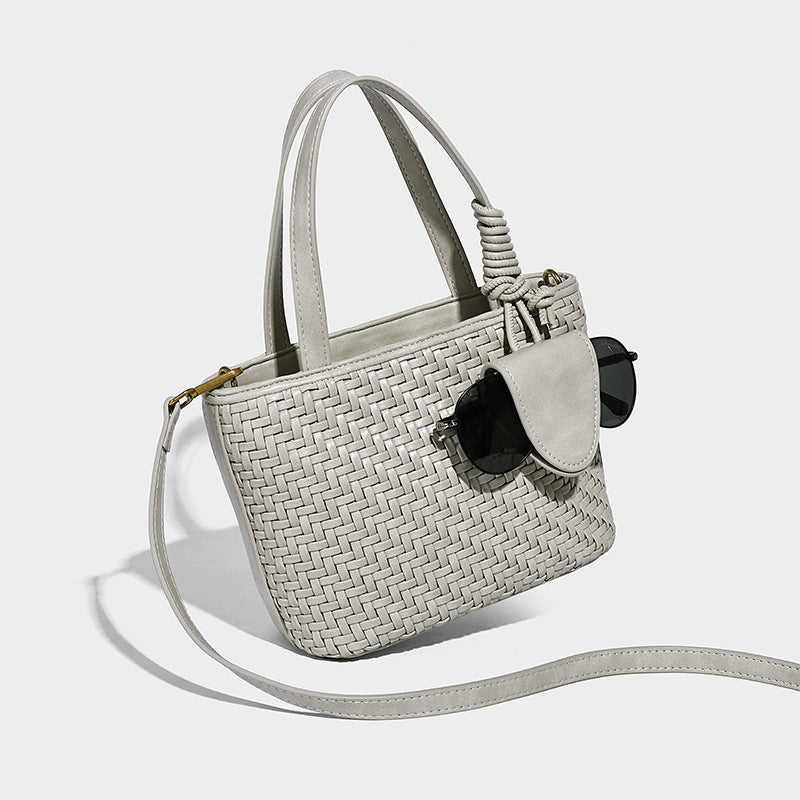 Kleine formstabile Tote-Tasche in gewebter Lederoptik mit geknoteten Henkeln, abnehmbarem Schulterriemen und herabhängendem Mini-Element an der Vorderseite