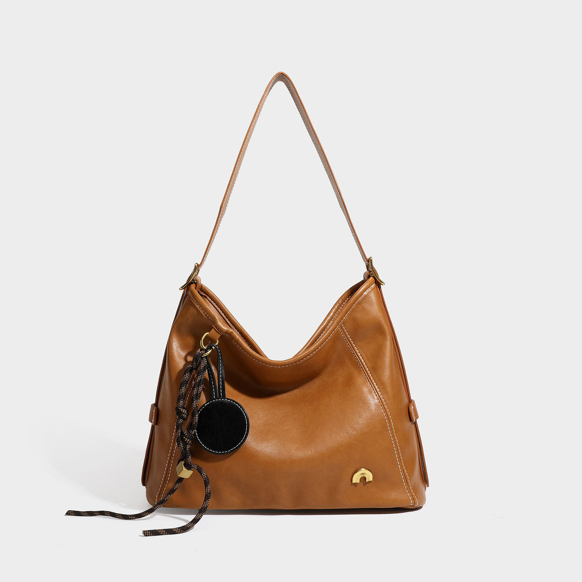 Lässig geformte Hobo-Schultertasche aus glatter Lederoptik mit kontrastierenden Ziernähten, Beschlägen in Antikgoldoptik und, Detailansicht