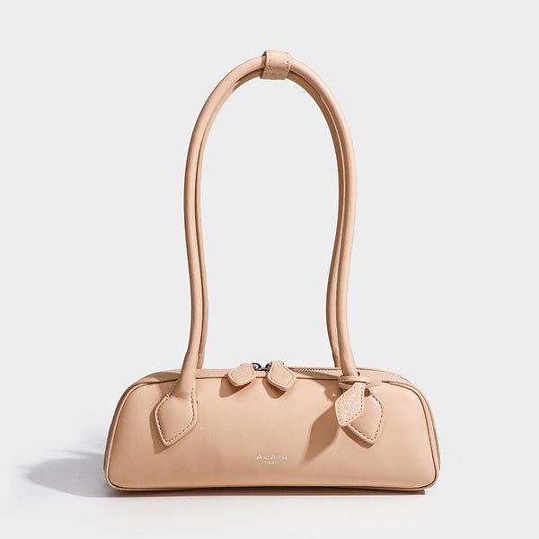 Strukturierte Baguette-Schultertasche mit glatter, matter Lederoptik, langen Doppelriemen und Reißverschluss oben, Detailansicht