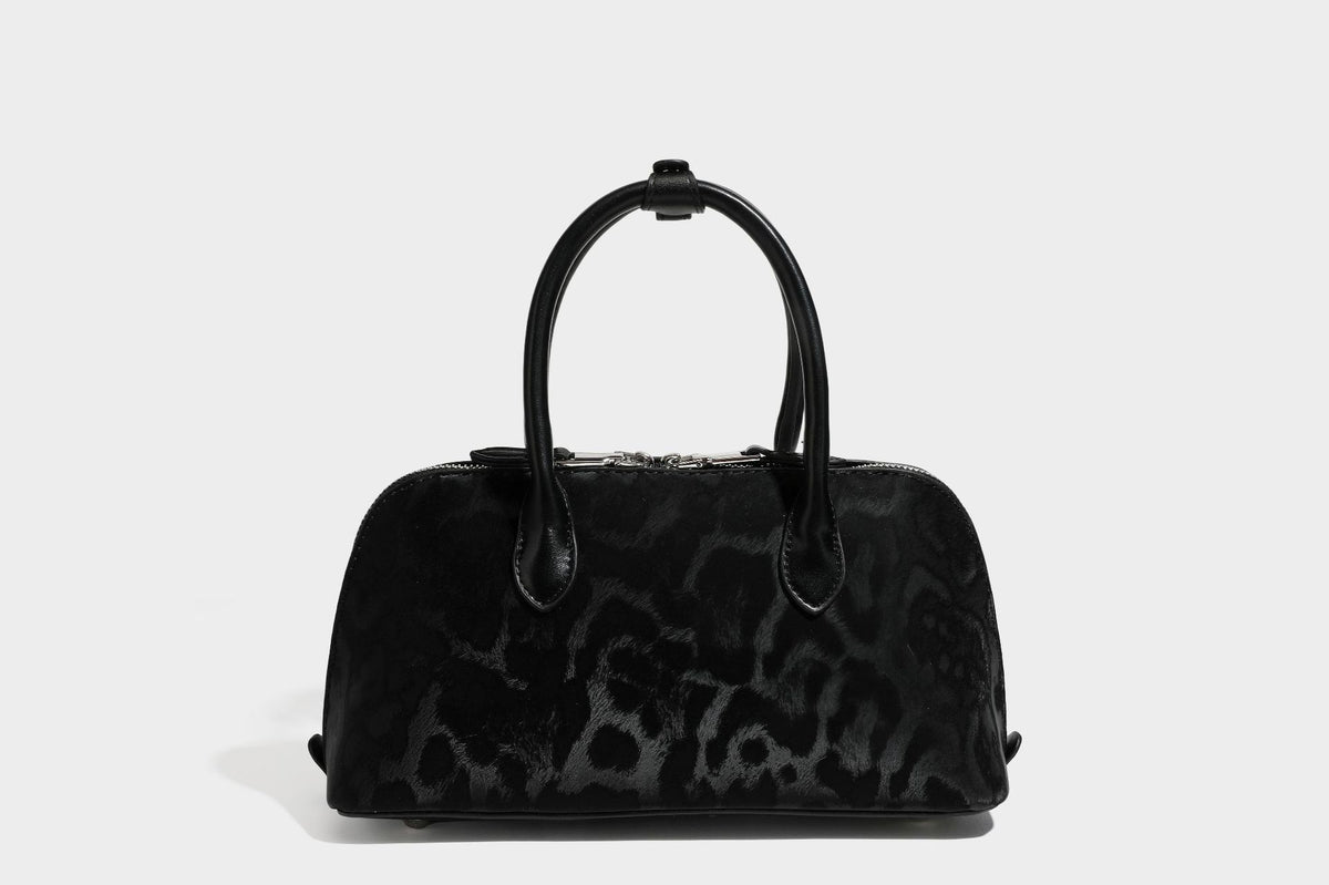 Formstabile Henkeltasche mit Ton-in-Ton-Leopardenprint, glattem Besatz in Lederoptik, gerollten Tragegriffen, vorderem Drehverschluss und