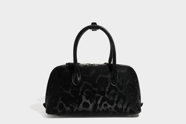 Formstabile Henkeltasche mit Ton-in-Ton-Leopardenprint, glattem Besatz in Lederoptik, gerollten Tragegriffen, vorderem Drehverschluss und