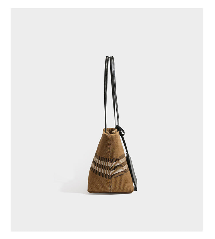 Strukturierte karierte Tote-Bag aus Webmaterial mit langen Schulterriemen in schwarzer Lederoptik und befestigter schwarzer Reißverschlusstasche, Detailansicht 9