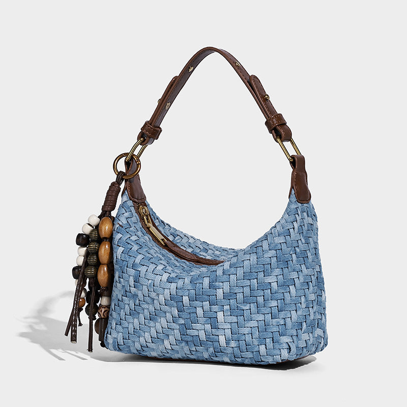 Hellblaue Hobo-Bag in Weboptik mit Besatz in brauner Lederoptik, Beschlägen in Antikgoldoptik, verstellbarem Crossbody-Riemen und Perlen