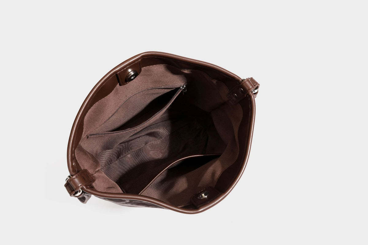 Große Hobo-Schultertasche mit Crinkle-Glanzfinish in Dunkelbraun, schmalem verstellbarem Riemen, geknoteten Beschlägen und seitlich befestigter Klappe