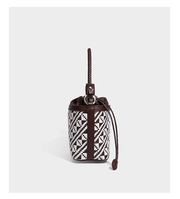Kleine gewebte geometrische Bucket-Bag mit geflochtenem Henkel in Lederoptik und Kordelzugverschluss im zweifarbigen Muster aus Braun und Weiß