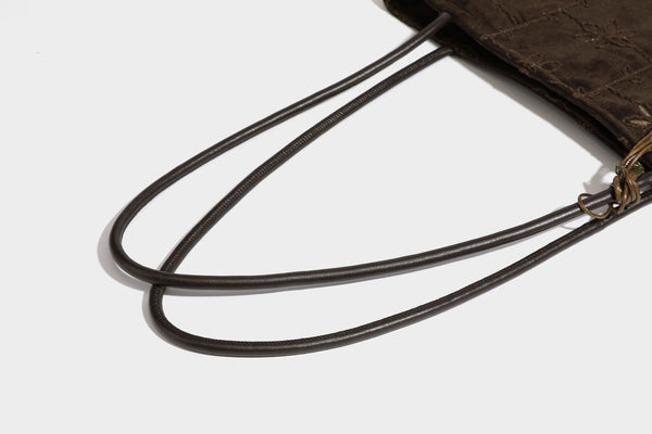 Große, weich fallende Tote-Bag in Dunkelbraun und Wildlederoptik mit Ton-in-Ton-Blumenstickerei im Gittermuster und schmalen Trägern in Lederoptik