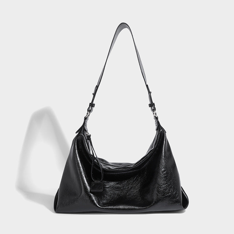Weich fallende Hobo-Schultertasche mit glänzender, geknautschter Oberfläche, Reißverschluss an der Oberseite und verstellbarem Trageriemen, Detailansicht 6