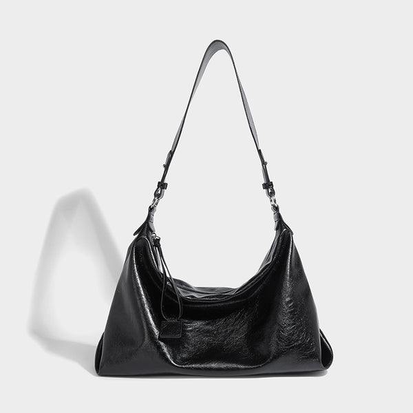 Weich fallende Hobo-Schultertasche mit glänzender, geknautschter Oberfläche, Reißverschluss an der Oberseite und verstellbarem Trageriemen, Detailansicht 6
