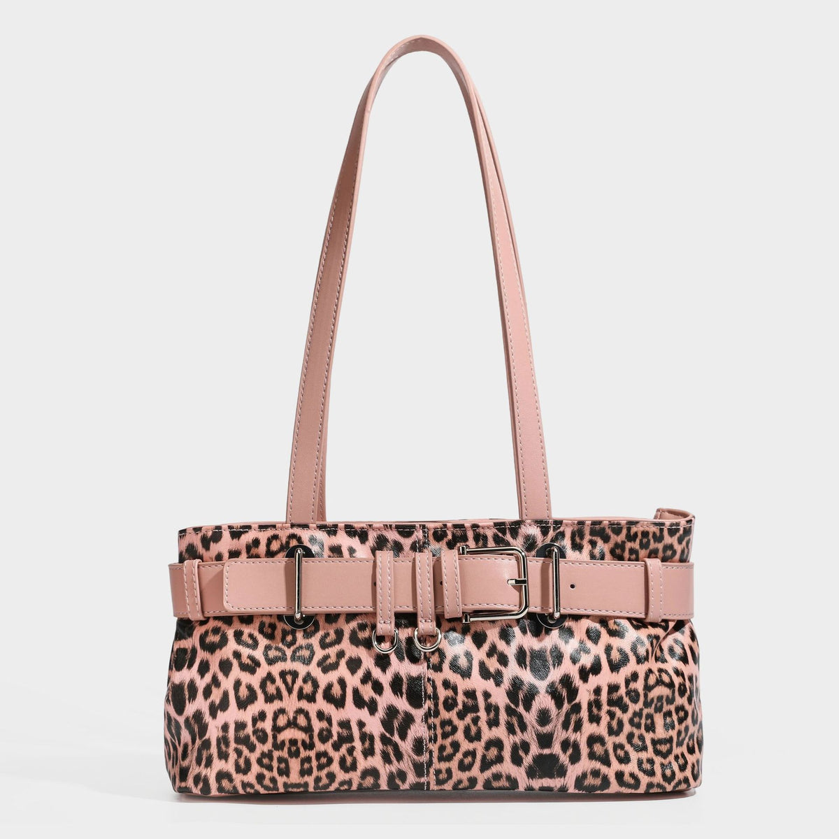 Strukturierte Schultertasche mit Leopardenmuster, Gürtelverschluss-Detail, zwei langen Riemen und silberfarbenen Metallbeschlägen, Detailansicht