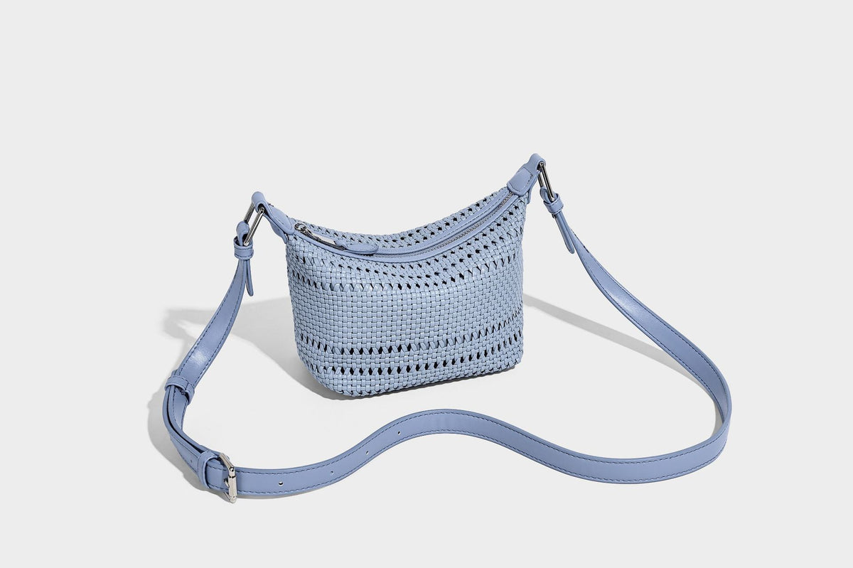 Kleine gewebte Hobo-Schultertasche mit sichelförmiger Silhouette, Reißverschluss oben, silberfarbenen Metallelementen und verstellbarem, Detail