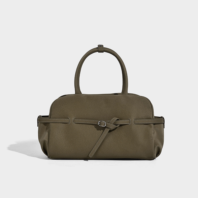 Strukturierte Henkeltasche mit matter, genarbter Oberfläche, umlaufendem Riemen mit Ringbeschlägen, zwei Tragegriffen und abnehmbarem Umhängeriemen