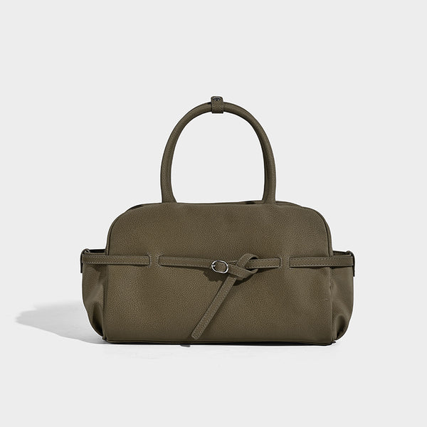 Strukturierte Henkeltasche mit matter, genarbter Oberfläche, umlaufendem Riemen mit Ringbeschlägen, zwei Tragegriffen und abnehmbarem Umhängeriemen
